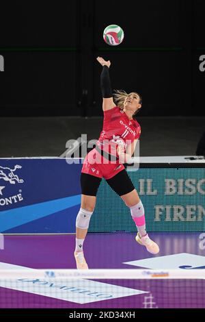 Camilla Mingardi (E work Busto Arsizio) servir pendant le Volleyball Italien série A1 femmes Match il Bisonte Firenze vs Unet E-work Busto Arsizio sur 20 février 2022 à la Pala Wanny à Florence, Italie (photo de Filippo Tomasi/LiveMedia/NurPhoto) Banque D'Images