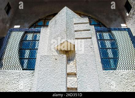 Gros plan du vieux bâtiment art déco grundy avec fenêtre ronde sur l'entrée en stuc Banque D'Images