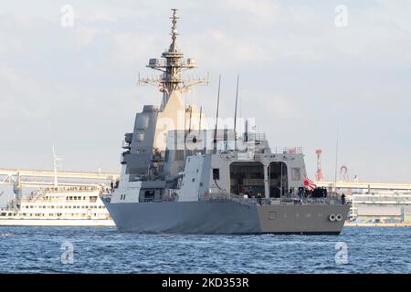 Yokohama, Kanagawa, Japon. 5th novembre 2022. Le JS Shiranui des Forces maritimes japonaises d'autodéfense, un destroyer anti-sous-marin de classe Asahi, En cours au départ de la baie de Tokyo pour participer à un examen international de la flotte afin de commémorer le 70th anniversaire de la fondation de la JMSDF dans un contexte de tensions de sécurité nationale avec la Corée du Nord, lançant un missile balistique intercontinental sur l'espace aérien du Japon. La République populaire démocratique de Corée, dirigée par le Guide suprême Kim Jong-un, poursuit un programme d'armement nucléaire au cours du 21st siècle, menaçant la sécurité nationale du Japon. (CRE Banque D'Images