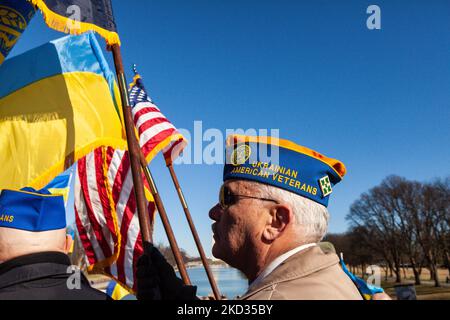 Les anciens combattants militaires ukrainiens-américains affichent les drapeaux des deux pays lors d’un rassemblement de solidarité pour l’Ukraine. Des centaines de personnes ont assisté à l'événement pour soutenir l'indépendance, la souveraineté et l'intégrité territoriale de l'Ukraine alors que le président russe Vladimir Poutine menace l'invasion avec des dizaines de milliers de troupes mobilisées à la frontière entre les deux pays. L'événement a été parrainé par Razom, une organisation ukrainienne de plaidoyer, et a inclus une vigile pour les cent Heavenly / Nebesna sotnia (ceux tués pendant la révolution de la dignité 2014), ainsi qu'une marche à la Maison Blanche. (Photo Banque D'Images