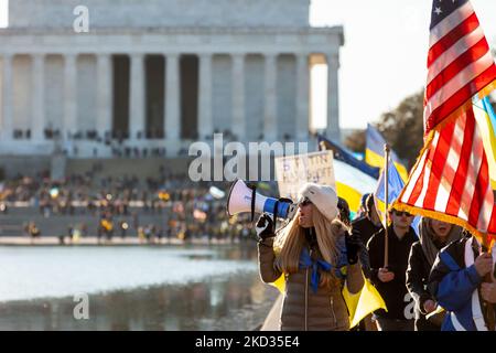 Un manifestant mène une marche à la Maison Blanche à la suite d'un rassemblement de solidarité pour l'Ukraine. Des milliers de personnes ont assisté à l'événement en faveur de l'indépendance, de la souveraineté et de l'intégrité territoriale de l'Ukraine alors que le président russe Vladimir Poutine menace l'invasion avec des dizaines de milliers de troupes mobilisées à la frontière entre les deux pays. L'événement a été parrainé par Razom, une organisation ukrainienne de plaidoyer, et a inclus une vigile pour les cent Heavenly / Nebesna sotnia (ceux tués pendant la révolution de la dignité 2014), ainsi qu'une marche à la Maison Blanche. (Photo d'Allison Bailey/NurPho Banque D'Images