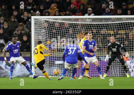 Daniel Podence de Wolves marque son deuxième but lors du match de la Premier League entre Wolverhampton Wanderers et Leicester City à Molineux, Wolverhampton, le dimanche 20th février 2022. (Photo de James HolyOak/MI News/NurPhoto) Banque D'Images