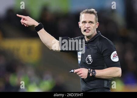 Arbitre du match, Craig Pawson gestes lors du match de la Premier League entre Wolverhampton Wanderers et Leicester City à Molineux, Wolverhampton, le dimanche 20th février 2022. (Photo de James HolyOak/MI News/NurPhoto) Banque D'Images