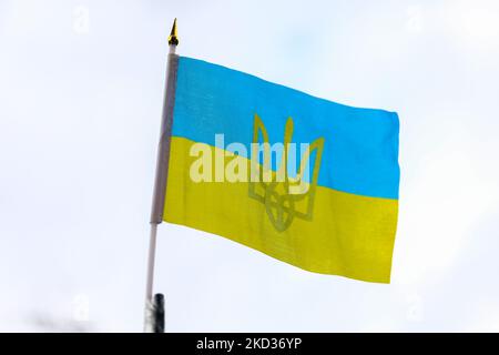 Un drapeau ukrainien aux armoiries est visible lors de la manifestation « STand with Ukraine » à Cracovie, en Pologne, sur 20 février 2022. Les dirigeants occidentaux accusent le président russe Vladimir Poutine de masser des dizaines de milliers de troupes autour des frontières de l'Ukraine ces dernières semaines en vue d'une invasion. (Photo de Beata Zawrzel/NurPhoto) Banque D'Images