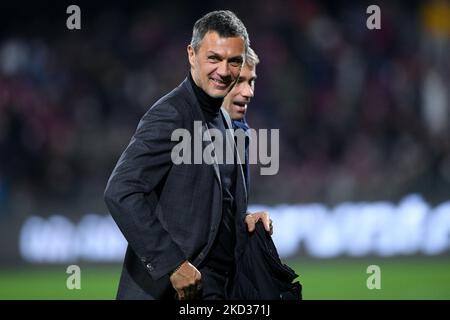 Paolo Maldini de l'AC Milan regarde pendant la série Un match entre les Etats-Unis Salernitana 1919 et l'AC Milan au Stadio Arechi, Salerno, Italie, le 19 février 2022. (Photo de Giuseppe Maffia/NurPhoto) Banque D'Images