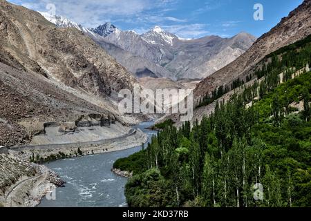 La rivière Suru traverse une vallée profonde dans les montagnes avec des arbres verts d'un côté à Karkichu, district de Kargil, Ladakh, Inde (photo de Creative Touch Imaging Ltd./NurPhoto) Banque D'Images