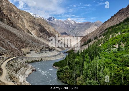 La rivière Suru traverse une vallée profonde dans les montagnes avec des arbres verts d'un côté à Karkichu, district de Kargil, Ladakh, Inde (photo de Creative Touch Imaging Ltd./NurPhoto) Banque D'Images