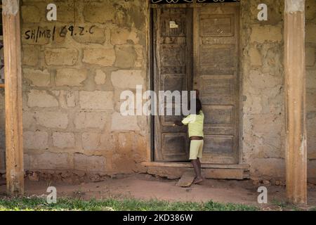 Zanzibar, Tanzanie - 01 mai,2022: Vue sur la rue de la vie quotidienne habituelle des gens de tous les âges se tenant le long de la route sur l'île de Zanzibar. Banque D'Images