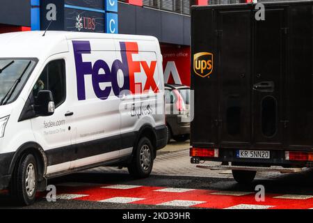 Les fourgonnettes de livraison FedEx et UPS sont vues à Cracovie, en Pologne, sur 22 février 2022. (Photo de Beata Zawrzel/NurPhoto) Banque D'Images