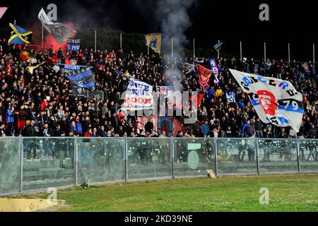 Fans de Pise pendant le match italien de football série B AC Pise vs Parme Calcio sur 22 février 2022 à l'Arena Garibaldi à Pise, Italie (photo par Gabriele Masotti/LiveMedia/NurPhoto) Banque D'Images
