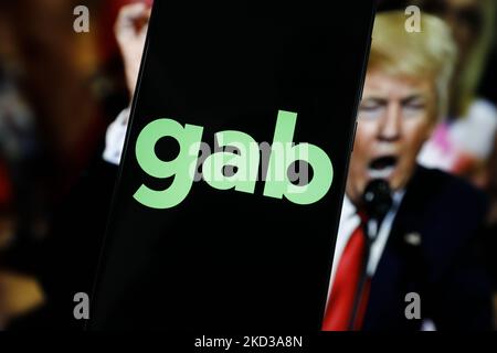 Le logo de Gab alt-TECH sur les médias sociaux, avec une image de l'ancien président américain Donald Trump, est vu dans cette illustration photo à Varsovie, en Pologne, le 23 février 2022. (Photo par STR/NurPhoto) Banque D'Images