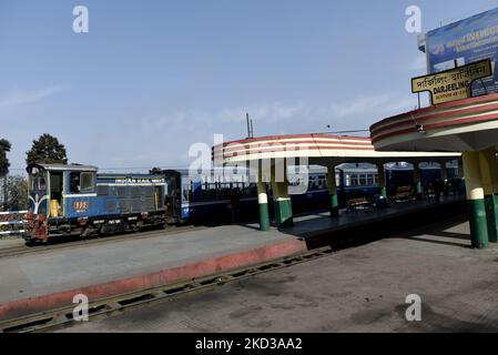 Un train à jouets est vu à la gare de Darjeeling, Darjeeling, Bengale-Occidental, Inde, 23 février, 2022. Le chemin de fer Darjeeling Himalayan qui est communément connu sous le nom de DHR ou le Toy train, ligne de chemin de fer de 2 pieds de jauge qui relie New Jalpaiguri et Darjeeling dans l'état indien du Bengale occidental. Le 1999, l'UNESCO a déclaré le DHR site du patrimoine mondial. (Photo par Indranil Aditya/NurPhoto) Banque D'Images