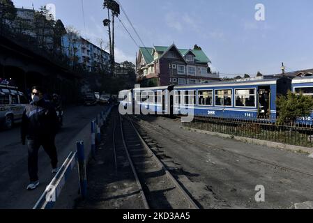 Un train à jouets est vu à la gare de Darjeeling, Darjeeling, Bengale-Occidental, Inde, 23 février, 2022. Le chemin de fer Darjeeling Himalayan qui est communément connu sous le nom de DHR ou le Toy train, ligne de chemin de fer de 2 pieds de jauge qui relie New Jalpaiguri et Darjeeling dans l'état indien du Bengale occidental. Le 1999, l'UNESCO a déclaré le DHR site du patrimoine mondial. (Photo par Indranil Aditya/NurPhoto) Banque D'Images