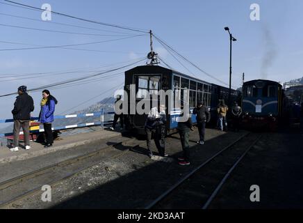 La gare de Darjeeling est vue, Darjeeling, Bengale-Occidental, Inde, 23 février, 2022. Le chemin de fer Darjeeling Himalayan qui est communément connu sous le nom de DHR ou le Toy train, ligne de chemin de fer de 2 pieds de jauge qui relie New Jalpaiguri et Darjeeling dans l'état indien du Bengale occidental. Le 1999, l'UNESCO a déclaré le DHR site du patrimoine mondial. (Photo par Indranil Aditya/NurPhoto) Banque D'Images