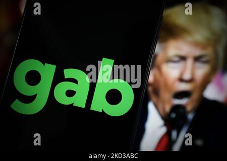 Le logo de Gab alt-TECH sur les médias sociaux, avec une image de l'ancien président américain Donald Trump, est vu dans cette illustration photo à Varsovie, en Pologne, le 23 février 2022. (Photo par STR/NurPhoto) Banque D'Images