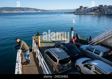 Le 19 février 2022, un traversier pour voitures de tourisme traverse le détroit de Dardanelles Canakkale, en Turquie. Avec un nouveau pont traversant le détroit de Dardanelles en voie d'achèvement et d'inauguration, les ruines historiques de la région et de nombreux monuments de bataille de Gallipoli attireront de nouveaux visiteurs, de nouvelles routes touristiques et commerciales vers la région. (Photo de Diego Cupolo/NurPhoto) Banque D'Images