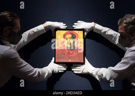 LONDRES, ROYAUME-UNI - 23 FÉVRIER 2022: Les membres du personnel posent avec 'ma' par Andy Warhol (1928-1987), estimation: £600 000 - 800 000 au cours d'un appel photo pour présenter les faits saillants du 20th / 21st siècle: La vente du soir à Londres et l'art de la surréaliste la vente du soir a lieu le 1st mars à la maison de vente Christie's sur 23 février 2022 à Londres, en Angleterre. (Photo de Wiktor Szymanowicz/NurPhoto) Banque D'Images