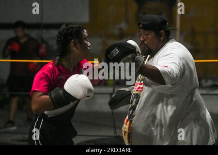 Edwin 'El Torito' Couoh vu avec de jeunes athlètes pendant une soirée d'entraînement en plein air à Celestun. L'ancien boxeur fait la promotion du sport en tant que sauvetage social pour les jeunes de Celestun. Lundi, 21 février 2022, à Celestun, Yucatan, Mexique. (Photo par Artur Widak/NurPhoto) Banque D'Images