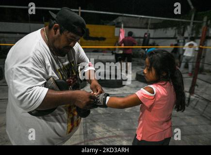 Edwin 'El Torito' Couoh vu pendant une soirée d'entraînement en plein air à Celestun. L'ancien boxeur fait la promotion du sport en tant que sauvetage social pour les jeunes de Celestun. Lundi, 21 février 2022, à Celestun, Yucatan, Mexique. (Photo par Artur Widak/NurPhoto) Banque D'Images