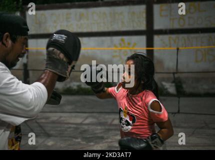 Edwin 'El Torito' Couoh vu pendant une soirée d'entraînement en plein air à Celestun. L'ancien boxeur fait la promotion du sport en tant que sauvetage social pour les jeunes de Celestun. Lundi, 21 février 2022, à Celestun, Yucatan, Mexique. (Photo par Artur Widak/NurPhoto) Banque D'Images