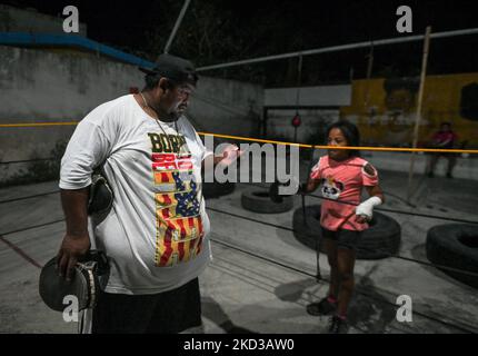 Edwin 'El Torito' Couoh vu à la fin d'une soirée d'entraînement en plein air à Celestun. L'ancien boxeur fait la promotion du sport en tant que sauvetage social pour les jeunes de Celestun. Lundi, 21 février 2022, à Celestun, Yucatan, Mexique. (Photo par Artur Widak/NurPhoto) Banque D'Images