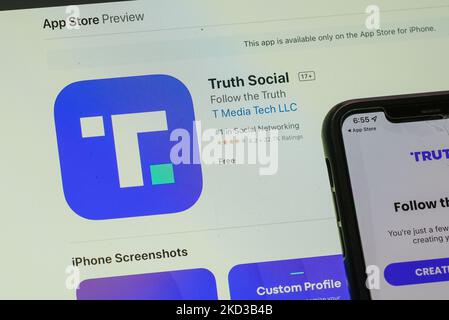 Icon for Truth social, un réseau de médias sociaux promu en partie par l'ancien président des États-Unis Donald Trump, sur un écran de téléphone portable à la suite du lancement de l'application le jour du Président, New York, New York, 23 février 2022. (Photo de John Nacion/NurPhoto) Banque D'Images