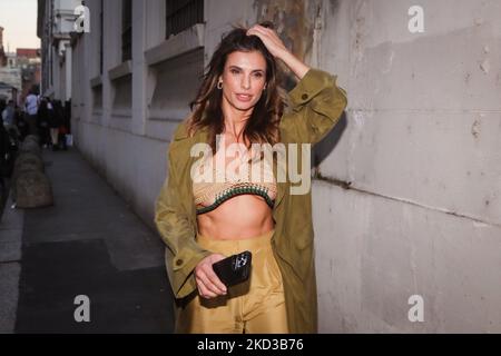 Elisabetta Canalis arrive au défilé de mode Alberta Ferretti pendant la semaine de la mode de Milan automne/hiver 2022/2023 sur 23 février 2022 à Milan, Italie. (Photo par Mairo Cinquetti/NurPhoto) Banque D'Images