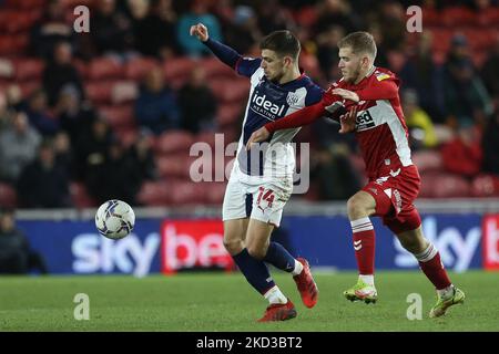 West Bromwich Jayson Molumby d'Albion en action avec Riley McGree de Middlesbrough lors du match de championnat Sky Bet entre Middlesbrough et West Bromwich Albion au stade Riverside, à Middlesbrough, le mardi 22nd février 2022. (Photo de Mark Fletcher/MI News/NurPhoto) Banque D'Images