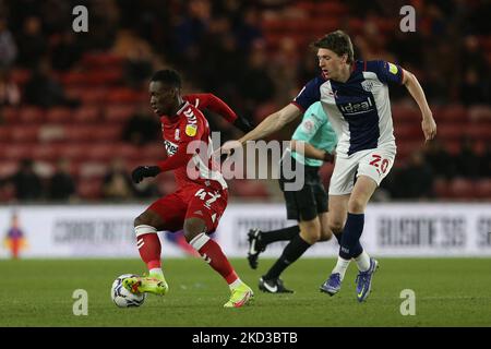 MIDDLESBROUGH, ROYAUME-UNI. FEB Folarin Balogun de Middlesbrough en action avec Cédric Kipre de West Bromwich Albion lors du match de championnat Sky Bet entre Middlesbrough et West Bromwich Albion au stade Riverside, Middlesbrough, le mardi 22nd février 2022. (Photo de Mark Fletcher/MI News/NurPhoto) Banque D'Images