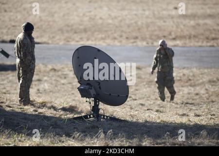 Les soldats américains envoyés à la frontière entre la Pologne et l'Ukraine dans le cadre de la crise en Ukraine se trouvent près d'un radar près d'un arladow sur 24 février 2022. (Photo de Maciej Luczniewski/NurPhoto) Banque D'Images