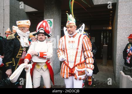 carnaval de cologne le 24 février 2022, Dreigestirn assiste à l'ouverture de la journée du carnaval des femmes à Cologne, en Allemagne. (Photo de Ying Tang/NurPhoto) Banque D'Images