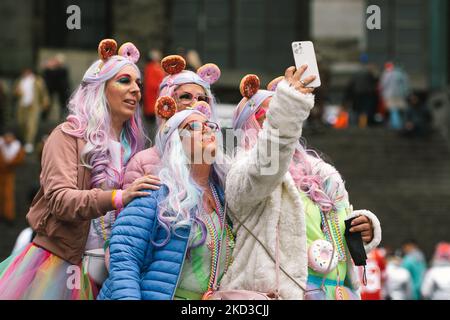 Les fêtards sont vus devant la cathédrale Dom lors de l'ouverture du jour du carnaval des femmes à Cologne, en Allemagne, le 24 février 2022. (Photo de Ying Tang/NurPhoto) Banque D'Images