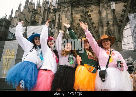 Les fêtards sont vus devant la cathédrale Dom lors de l'ouverture du jour du carnaval des femmes à Cologne, en Allemagne, le 24 février 2022. (Photo de Ying Tang/NurPhoto) Banque D'Images