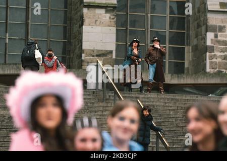 Les fêtards sont vus devant la cathédrale Dom lors de l'ouverture du jour du carnaval des femmes à Cologne, en Allemagne, le 24 février 2022. (Photo de Ying Tang/NurPhoto) Banque D'Images