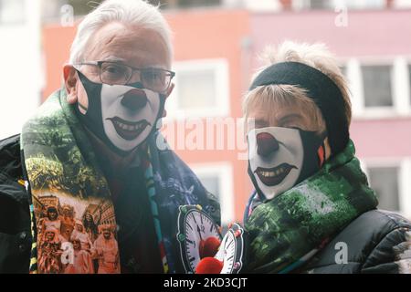 Des fêtards sont vus pendant la journée de carnaval des femmes qui s'ouvre à Cologne, en Allemagne, le 24 février 2022. (Photo de Ying Tang/NurPhoto) Banque D'Images