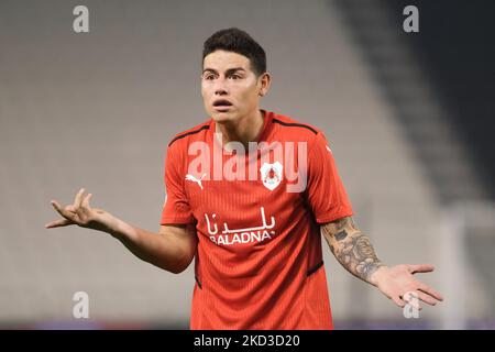 James Rodriguez (10) d'Al Rayyan se remonstrute avec l'arbitre lors du match de la QNB Stars League entre Al Gharafa et Al Rayyan au stade Jassim Bin Hamad à Doha, Qatar, le 24 février 2022. (Photo de Simon Holmes/NurPhoto) Banque D'Images