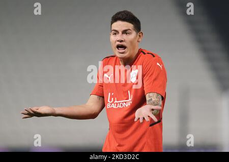 James Rodriguez (10) d'Al Rayyan se remonstrute avec l'arbitre lors du match de la QNB Stars League entre Al Gharafa et Al Rayyan au stade Jassim Bin Hamad à Doha, Qatar, le 24 février 2022. (Photo de Simon Holmes/NurPhoto) Banque D'Images