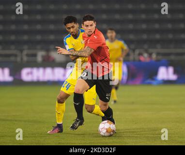 James Rodriguez (10) d'Al Rayyan et Homam Ahmed (24) d'Al Gharafa se disputent le ballon lors du match de la QNB Stars League entre Al Gharafa et Al Rayyan au stade Jassim Bin Hamad à Doha, Qatar, le 24 février 2022. (Photo de Simon Holmes/NurPhoto) Banque D'Images