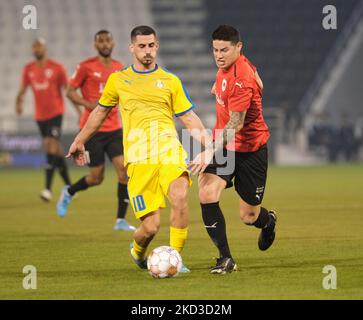 James Rodriguez (10) d'Al Rayyan et Gabriel Appelt pires (10) d'Al Gharafa se battent pour le ballon lors du match de la QNB Stars League entre Al Gharafa et Al Rayyan au stade Jassim Bin Hamad à Doha, Qatar, le 24 février 2022. (Photo de Simon Holmes/NurPhoto) Banque D'Images