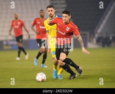 James Rodriguez (10) d'Al Rayyan et Gabriel Appelt pires (10) d'Al Gharafa se battent pour le ballon lors du match de la QNB Stars League entre Al Gharafa et Al Rayyan au stade Jassim Bin Hamad à Doha, Qatar, le 24 février 2022. (Photo de Simon Holmes/NurPhoto) Banque D'Images