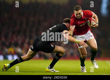 George North du pays de Galles, affronté par Jordie Barrett de Nouvelle-Zélande lors du match international d'automne au stade de la Principauté de Cardiff. Date de la photo: Samedi 5 novembre 2022. Banque D'Images