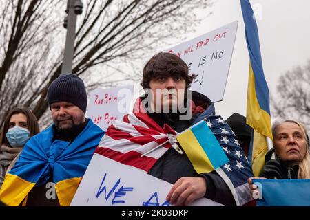 Des manifestants aux drapeaux américains et oukraniens se rassemblent en Ukraine devant la Maison Blanche. Des centaines de personnes ont protesté à la suite de l'invasion de l'Ukraine par la Russie, qui leur a demandé des sanctions contre la Russie et une assistance militaire pour l'Ukraine. L'événement était parrainé par United Help Ukraine, une organisation américaine d'assistance et de défense des droits. (Photo d'Allison Bailey/NurPhoto) Banque D'Images