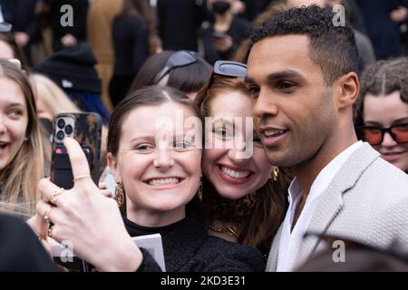 Lucien Laviscount arrive au défilé de mode Emporio Armani lors de la semaine de mode de Milan automne/hiver 2022/2023 sur 24 février 2022 à Milan, Italie. (Photo de Cinzia Camela/LiveMedia/NurPhoto) Banque D'Images