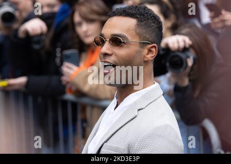 Lucien Laviscount arrive au défilé de mode Emporio Armani lors de la semaine de mode de Milan automne/hiver 2022/2023 sur 24 février 2022 à Milan, Italie. (Photo de Cinzia Camela/LiveMedia/NurPhoto) Banque D'Images