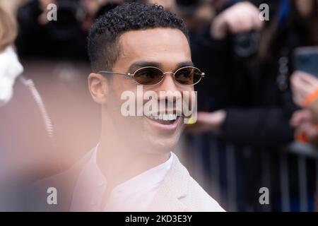 Lucien Laviscount arrive au défilé de mode Emporio Armani lors de la semaine de mode de Milan automne/hiver 2022/2023 sur 24 février 2022 à Milan, Italie. (Photo de Cinzia Camela/LiveMedia/NurPhoto) Banque D'Images