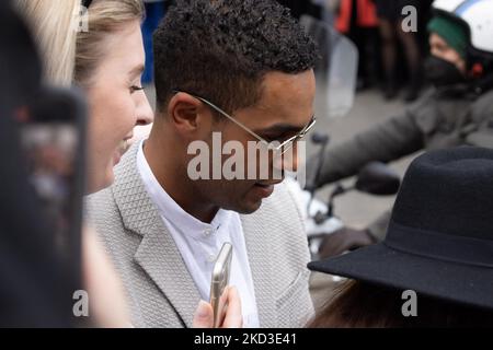 Lucien Laviscount arrive au défilé de mode Emporio Armani lors de la semaine de mode de Milan automne/hiver 2022/2023 sur 24 février 2022 à Milan, Italie. (Photo de Cinzia Camela/LiveMedia/NurPhoto) Banque D'Images