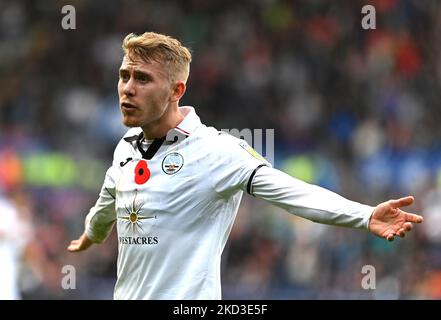 Oli Cooper de Swansea City pendant le match de championnat Sky Bet au Swansea.com Stadium, Swansea. Date de la photo: Samedi 5 novembre 2022. Banque D'Images