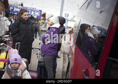 Les réfugiés ukrainiens traversent la frontière entre la Pologne et l'Ukraine à Medyka, en Pologne, sur le 25 février 2022. (Photo de Maciej Luczniewski/NurPhoto) Banque D'Images