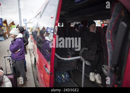 Les réfugiés ukrainiens traversent la frontière entre la Pologne et l'Ukraine à Medyka, en Pologne, sur le 25 février 2022. (Photo de Maciej Luczniewski/NurPhoto) Banque D'Images