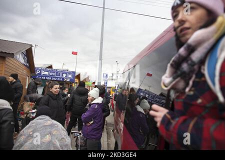 Les réfugiés ukrainiens traversent la frontière entre la Pologne et l'Ukraine à Medyka, en Pologne, sur le 25 février 2022. (Photo de Maciej Luczniewski/NurPhoto) Banque D'Images